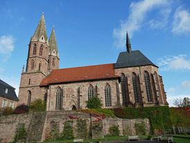 Propsteikirche St. Marien mit dem ehemaligem Jesuitenkolleg (Foto: Karl-Franz Thiede)
